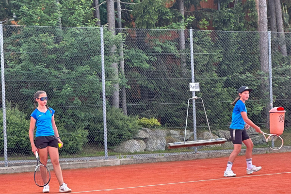 girls123A49568F5-9793-D5D0-A54A-6906CA4C4AA7.jpg